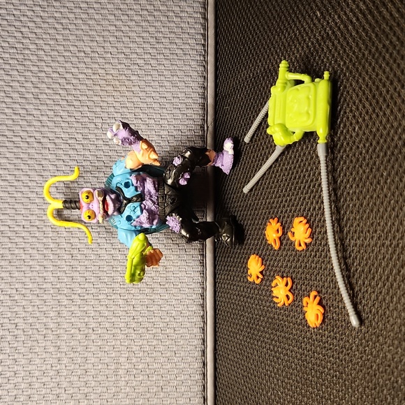 1990 Playmates Teenage Mutant Ninja Turtles Scumbug Figure w/accessories - Picture 1 of 2